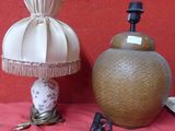 une lampe posée sur une table à côté d'une lampe