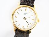 une image d'un gros plan d'une montre-bracelet sur une surface blanche