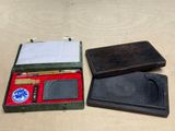 une petite boîte contenant un stylo, un crayon et d'autres objets