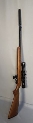 un fusil accroché au mur