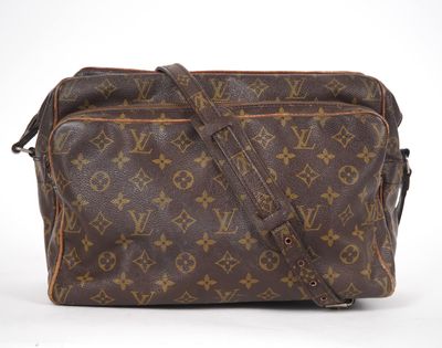 LOUIS VUITTON Sac type reporter (c 1975) en toile enduite mo…