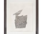 un dessin en noir et blanc représentant un oiseau survolant un immeuble