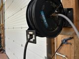 un tuyau fixé sur le côté d'une porte de garage