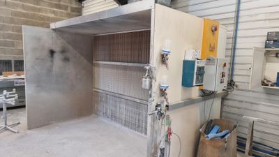 une photo d'un grand réfrigérateur industriel dans un bâtiment