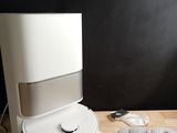 une machine blanche posée sur une table en bois