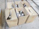 six bouteilles d'eau dans un carton posé sur le trottoir