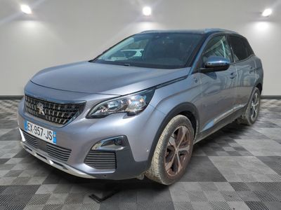 la voiture grise est garée sur le sol en damier d'un garage
