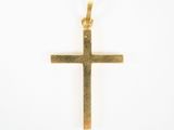 pendentif en forme de croix en or sur fond blanc