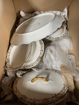 de nombreuses assiettes et bols dans une boîte en carton