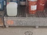 une borne d'incendie située à côté d'un tas de bouteilles d'eau