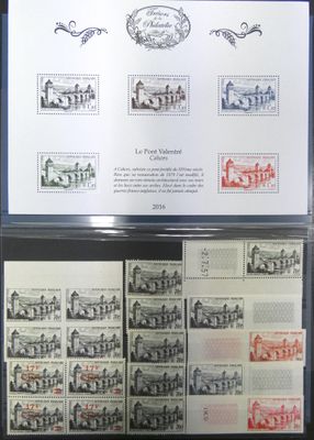 Plusieurs timbres, de styles et de tailles variés, sont exposés sur une table