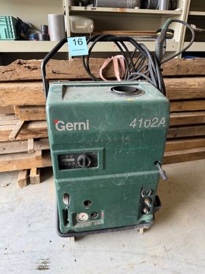 une image représentant une machine verte posée au sommet d'un tas de bois