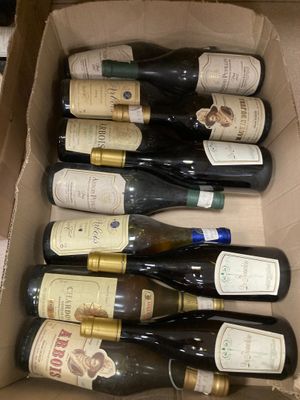 Les bouteilles de vin se trouvent dans un carton posé sur une table.