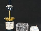 une bouteille de vin blanc et une bouteille de vin rouge à côté d'un glaçon
