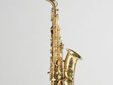un gros plan d'un saxophone doré sur fond blanc