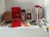 de nombreux objets posés sur un plan de travail