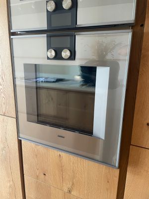 un four encastré dans le mur de la cuisine