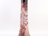 un vase en verre orné d'un motif rose et noir