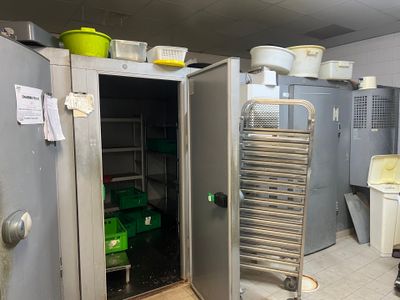 une pièce où se trouvent tout un tas de casseroles et de poêles