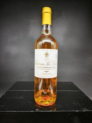 une bouteille de vin posée sur une table noire