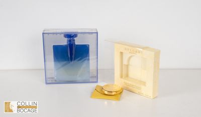 l'image d'un flacon de parfum posé à côté d'une boîte