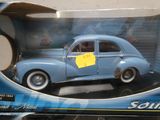 une petite voiture bleue avec un autocollant jaune dessus