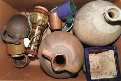 une boîte remplie de poteries et d'autres objets qui s'y trouvent