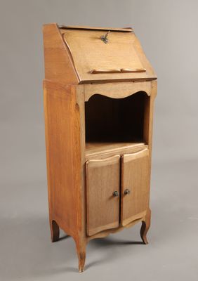 une image représentant une petite armoire en bois avec un tiroir