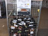 Des bouteilles de vin sont empilées sur un chariot dans un entrepôt