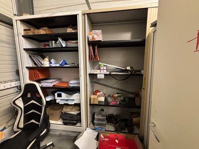 une photo d'un garage avec une chaise et des étagères