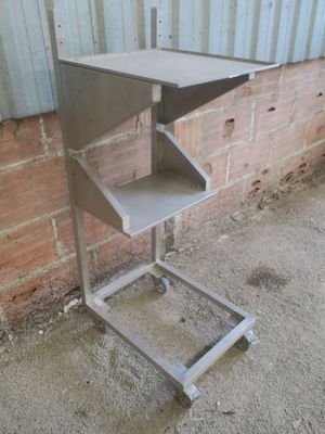 une table en métal surmontée d'une étagère