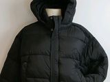 doudoune noire à capuche sur un mannequin