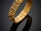 un bracelet en or serti de diamants sur fond noir