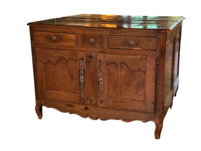 une armoire en bois avec un plateau en marbre sur fond blanc