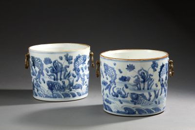paire de vases chinois en porcelaine bleue et blanche, munis d'anses