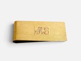 une photo d'un porte-billets en or orné d'un monogramme