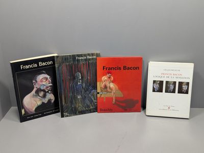 trois livres sont posés sur une table les uns à côté des autres