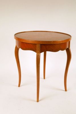 une petite table avec un plateau en bois sur fond blanc