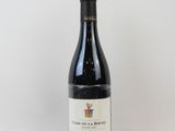 une bouteille de vin rouge sur fond blanc