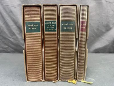trois livres sont empilés sur une table