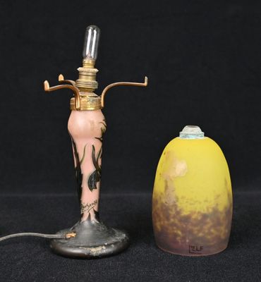 une lampe posée à côté d'un petit vase