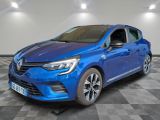 une voiture bleue garée dans un garage au sol en damier