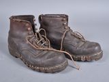 une paire de bottes marron à lacets