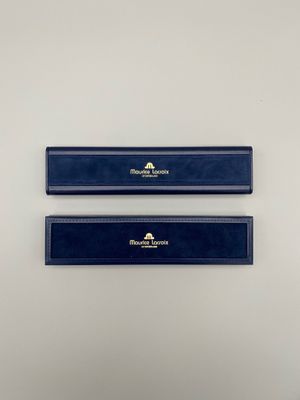 une paire de crayons bleus posés sur une surface blanche