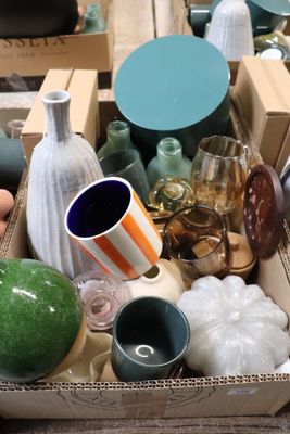 une boîte remplie de vases et de bols posée sur une table