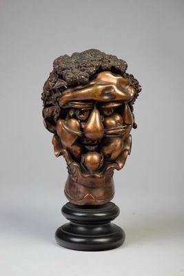 un buste en bronze représentant un homme aux cheveux bouclés et à la barbe