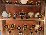 une vitrine présentant de nombreux types de vaisselle en porcelaine