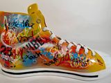 des baskets montantes aux couleurs vives, ornées de graffitis sur un fond blanc