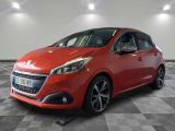 une voiture rouge garée dans un garage au sol en damier