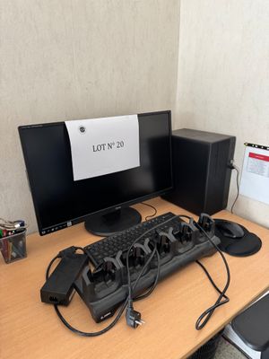 un bureau équipé d'un clavier et d'un écran